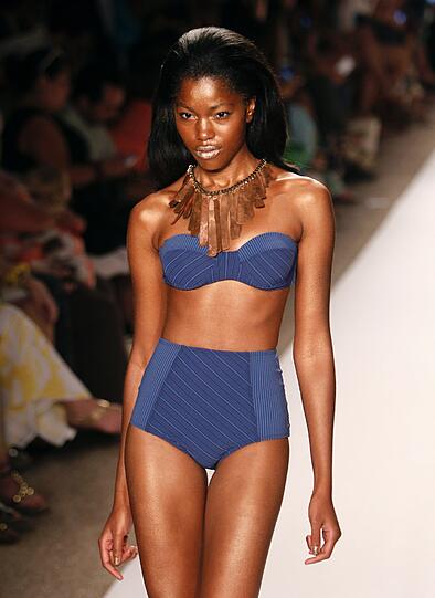 Diese Woche wird es auch in München wieder sonnig: Bei der "Mercedes Benz Fashion Week Swim" zeigten die internationalen Top-Models nun, was sie tragen, wenn es so richtig heiß wird - da kann frau sich so manche Anregungen holen. Sehen Sie hier die sexy Bilder aus Miami Beach.