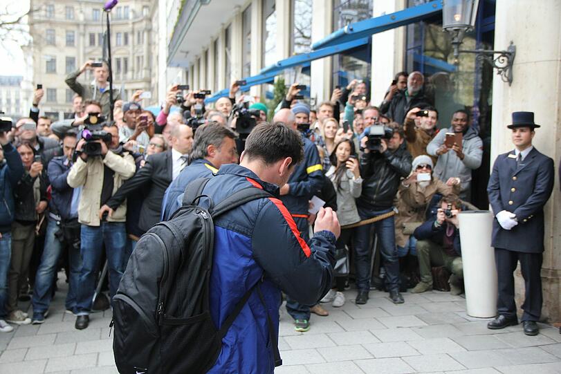 Hier kommt der FC Barcelona in München am Bayerischen Hof an. Die Bilder