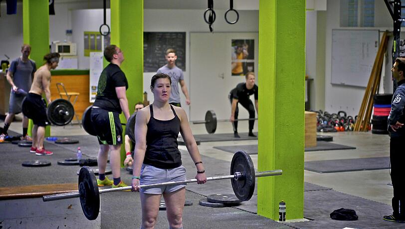 Die Langhantel ist ein elementarer Bestandteil des CrossFit-Programms. Die Langhantel ist ein elementarer Bestandteil des CrossFit-Programms.