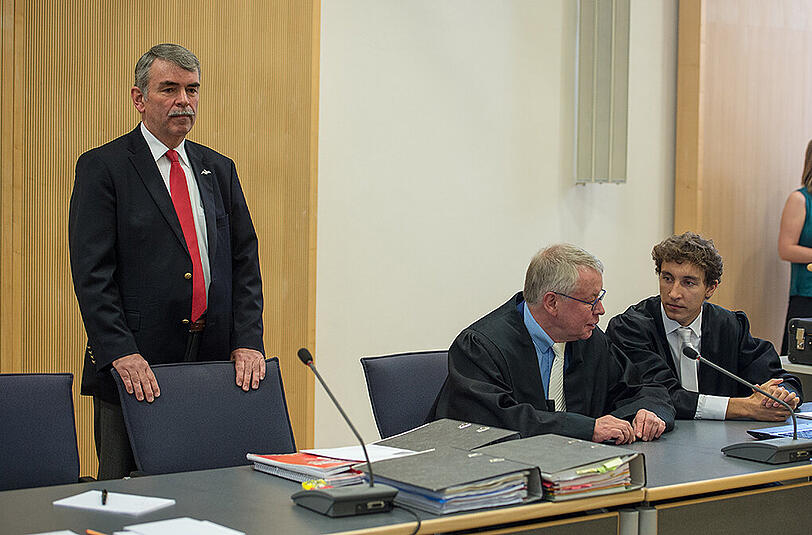 Gustl Mollath (l) steht am 08.08.2014 im Gerichtssaal des Landgerichts in Regensburg neben seinen Verteidigern Gerhard Strate (M) und Johannes Rauwald.