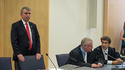 Gustl Mollath (l) steht am 08.08.2014 im Gerichtssaal des Landgerichts in Regensburg neben seinen Verteidigern Gerhard Strate (M) und Johannes Rauwald.