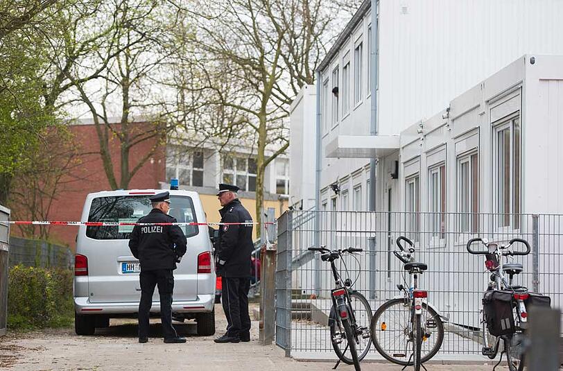 Polizeikräfte sperren in Hamburg-Wilhemsburg eine Schule ab. Bei einer Messerstecherei ist ein Jugendlicher ums Leben gekommen.