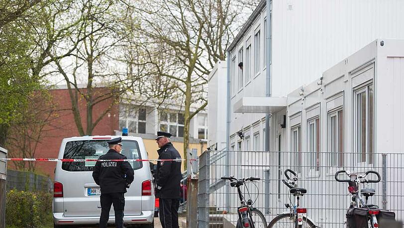 Polizeikräfte sperren in Hamburg-Wilhemsburg eine Schule ab. Bei einer Messerstecherei ist ein Jugendlicher ums Leben gekommen. Polizeikräfte sperren in Hamburg-Wilhemsburg eine Schule ab. Bei einer Messerstecherei ist ein Jugendlicher ums Leben gekommen.