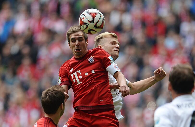 PHILIPP LAHM &ndash; NOTE 3:

Unauffällig aber effektiv. Bälle annehmen, Bälle verteilen. Im 34. Spieltag sogar mit Saisonpremiere: Gewonnener Kopfball im gegnerischen Strafraum.