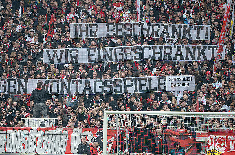 Beim Heimspiel gegen den FC Bayern demonstrieren Fans des VfB Stuttgart gegen die Montagsspiel-Regelung.