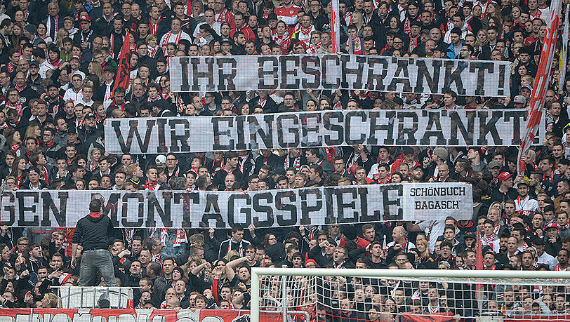 Beim Heimspiel gegen den FC Bayern demonstrieren Fans des VfB Stuttgart gegen die Montagsspiel-Regelung. Beim Heimspiel gegen den FC Bayern demonstrieren Fans des VfB Stuttgart gegen die Montagsspiel-Regelung.