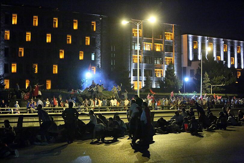 In der Türkei ist in der Nacht auf Samstag offenbar ein Militärputsch gescheitert. Die Bilder einer dramatischen Nacht.