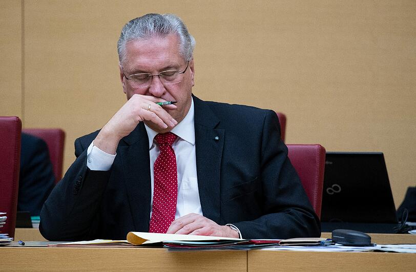Auch Bayerns Innenminister Joachim Herrmann (CSU) kann nach Mitternacht seine Augen schwer offen halten.