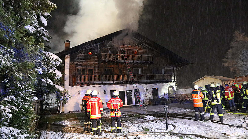 Das Hotel wird derzeit renoviert und steht leer &ndash; Verletzte gab es deswegen keine. Die Bilder vom Einsatz.