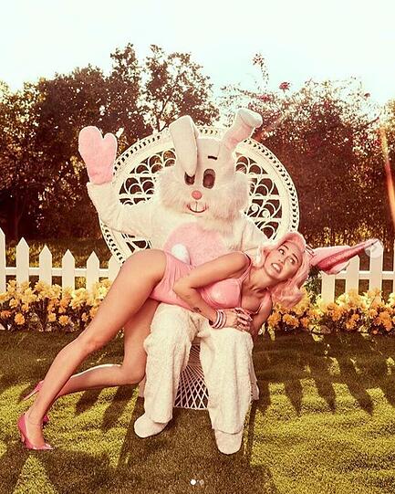 Frohe P(O)stern: Freche Ostergrüße verschickt Pop-Star Miley Cyrus mit diesem Bild