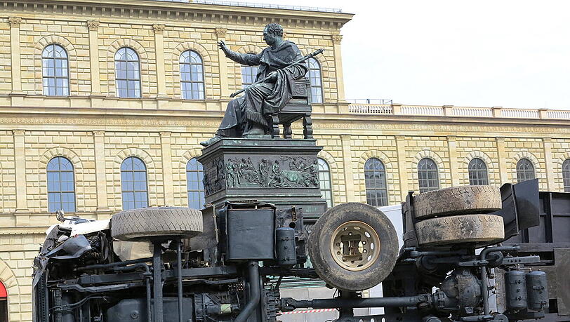 Vor dem Nationaltheater liegt ein umgekippter Lkw - die Bilder. Vor dem Nationaltheater liegt ein umgekippter Lkw - die Bilder.