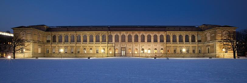 Blaue Stunde: Die Pinakothek im Dunkeln.