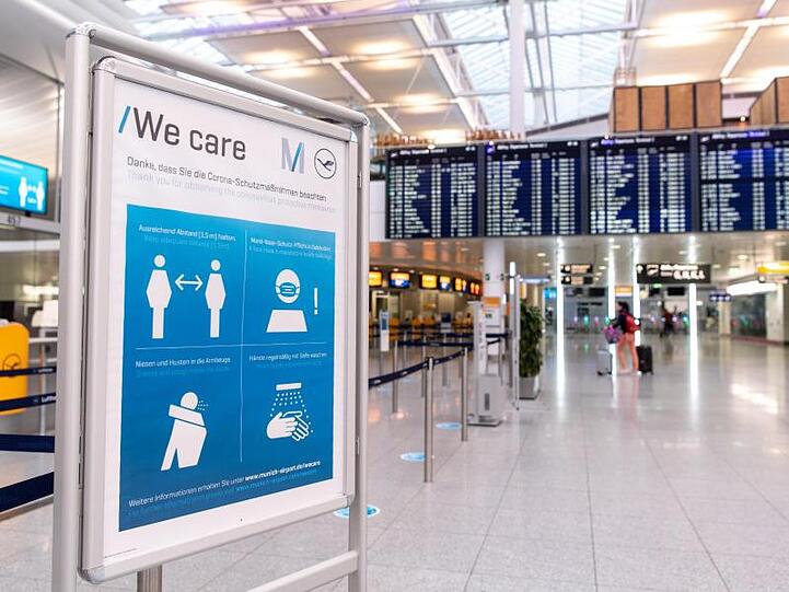 Im Flughafen München wird um die Einhaltung der Schutzmaßnahmen gegen Corona gebeten. Foto: Matthias Balk/dpa/Symbolbild