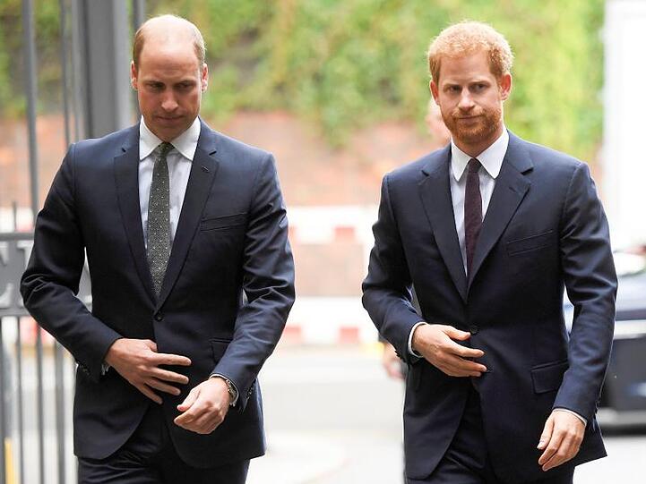Prinz William und Prinz Harry sind empört über einen Zeitungsartikel.