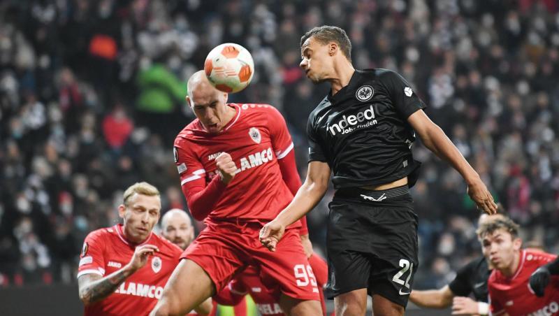 Antwerpens Michael Frey kommt vor dem Frankfurter Timothy Chandler (r) an den Ball.
