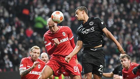 Antwerpens Michael Frey kommt vor dem Frankfurter Timothy Chandler (r) an den Ball.