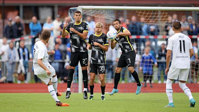 Patrick Herrmann von Borussia Moenchengladbach schiesst das Tor zum 4:0