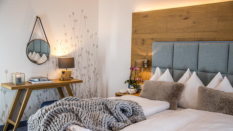 Unter den 83 Zimmern im Aunhamer – Suite & Spa in Bad Griesbach gibt es 48 Suiten. Unter den 83 Zimmern im Aunhamer – Suite & Spa in Bad Griesbach gibt es 48 Suiten.
