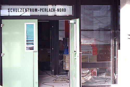 Hier wird saniert: Die Arbeiten im Schulzentrum Perlach Nord sind in vollem Gange.