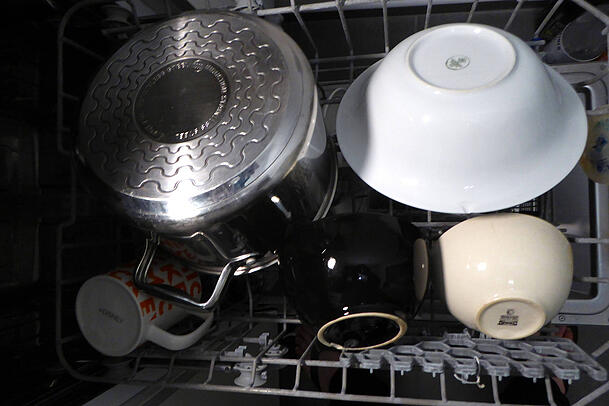 Beschichtete Pfannen und Töpfe sollte man ebenfalls nicht in der Spülmaschine waschen, da das Reinigungsmittel der Maschine die Fettschicht, die beim Kochen entsteht, wieder ablöst. Beschichtete Pfannen und Töpfe sollte man ebenfalls nicht in der Spülmaschine waschen, da das Reinigungsmittel der Maschine die Fettschicht, die beim Kochen entsteht, wieder ablöst.