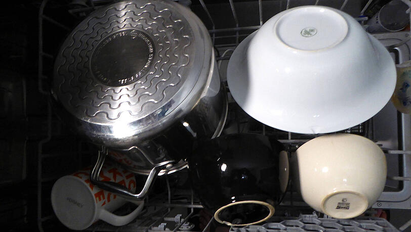 Beschichtete Pfannen und Töpfe sollte man ebenfalls nicht in der Spülmaschine waschen, da das Reinigungsmittel der Maschine die Fettschicht, die beim Kochen entsteht, wieder ablöst. Beschichtete Pfannen und Töpfe sollte man ebenfalls nicht in der Spülmaschine waschen, da das Reinigungsmittel der Maschine die Fettschicht, die beim Kochen entsteht, wieder ablöst.