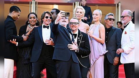 Ein Schnappschuss für die Erinnerung: Tom Cruise posiert mit seinen "Mission: Impossible"-Kollegen.