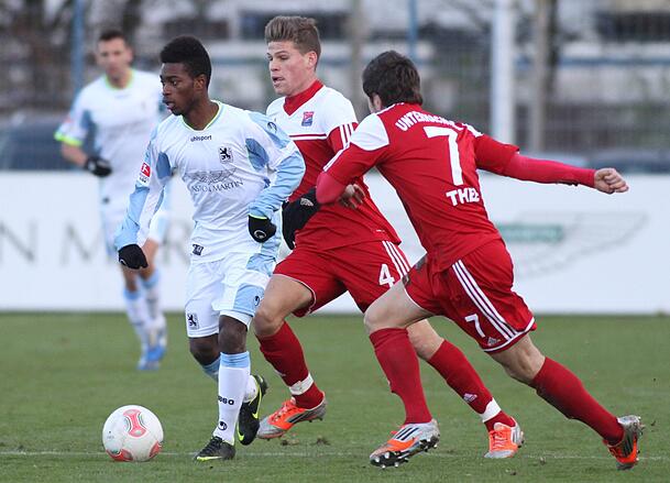 Florian Niederlechner wäre schon zu Haching-Zeiten gerne zurück zum TSV 1860 gewechselt, konnte aber die Löwen selbst mit einem Testspieltreffer nicht überzeugen. Florian Niederlechner wäre schon zu Haching-Zeiten gerne zurück zum TSV 1860 gewechselt, konnte aber die Löwen selbst mit einem Testspieltreffer nicht überzeugen.