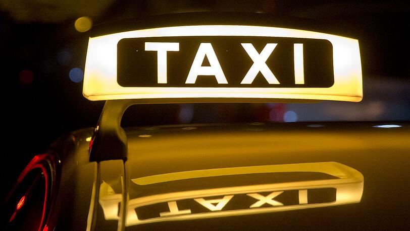 Eine Taxifahrerin bringt den Vermissten unversehrt zurück. (Symbolbild)