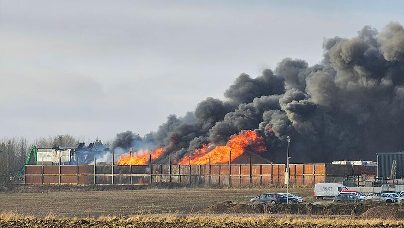Rund 300 Kräfte von Polizei, Feuerwehr und Rettungsorganisationen waren wegen des Feuers im Einsatz.