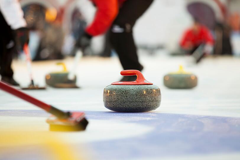 Wie beim gleichnamigen Wintersport fegen Curling-Eltern jede Schwierigkeit frühzeitig aus dem Weg. Der Alltag der Kinder wird so glattgebügelt, dass diesen Konflikte oder Rückschläge kaum begegnen. Klingt bequem, birgt aber ein Risiko: Kinder lernen nicht, Frust zu bewältigen oder sich selbst durchzusetzen. Das kann später in der Schule oder im Beruf zu Problemen führen. Wie beim gleichnamigen Wintersport fegen Curling-Eltern jede Schwierigkeit frühzeitig aus dem Weg. Der Alltag der Kinder wird so glattgebügelt, dass diesen Konflikte oder Rückschläge kaum begegnen. Klingt bequem, birgt aber ein Risiko: Kinder lernen nicht, Frust zu bewältigen oder sich selbst durchzusetzen. Das kann später in der Schule oder im Beruf zu Problemen führen.