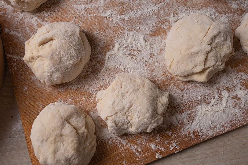 Nachdem der Hefeteig aufgegangen ist, können etwa 15 bis 16 kleine Brötchen geformt werden. Danach werden die Teiglinge auf ein mit Backpapier ausgelegtes Blech gelegt, mit einem Wasser-Milch-Gemisch bepinselt und wahlweise mit Sesam, Mohn oder Sonnenblumenkernen bestreut. Zudem können die Brötchen mit einem Messer eingeschnitten werden, um im Ofen bei etwa 180 Grad Umluft und 20 bis 25 Minuten Backzeit besser aufzugehen. Nachdem der Hefeteig aufgegangen ist, können etwa 15 bis 16 kleine Brötchen geformt werden. Danach werden die Teiglinge auf ein mit Backpapier ausgelegtes Blech gelegt, mit einem Wasser-Milch-Gemisch bepinselt und wahlweise mit Sesam, Mohn oder Sonnenblumenkernen bestreut. Zudem können die Brötchen mit einem Messer eingeschnitten werden, um im Ofen bei etwa 180 Grad Umluft und 20 bis 25 Minuten Backzeit besser aufzugehen.