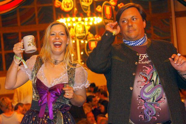 Die letzten Jahre war bei "Tracht & Pracht" einiges geboten. 2011 ließen sich auch Prominente wie Alina Baumann, Tim Lobinger, Michael Guillaume,Peyman Amin, Liliana Matthäu und Alisar Ailabouni im Hippodrom blicken. Klicken Sie durch die Bilder!