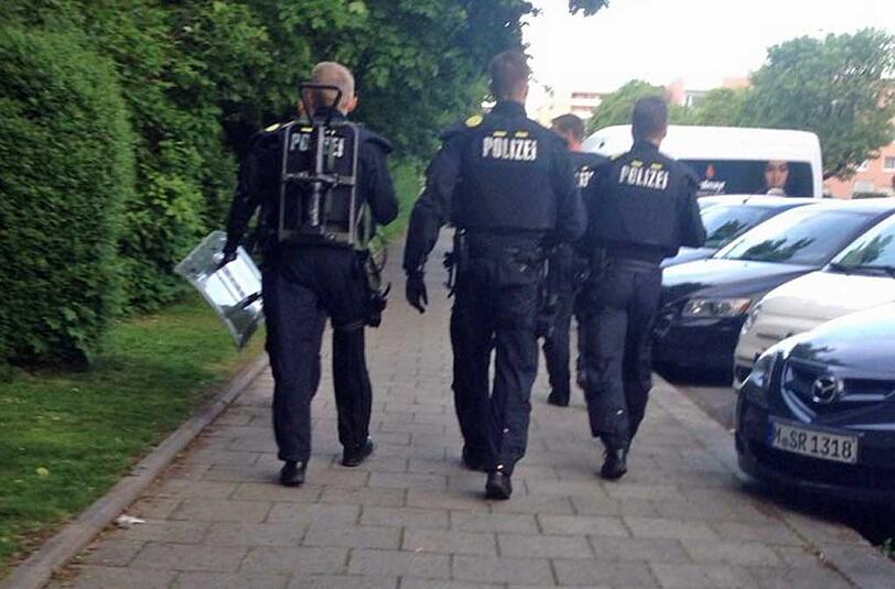 Schwer bewaffnet: Die Beamten beim SEK-Einsatz in der Blumenau.