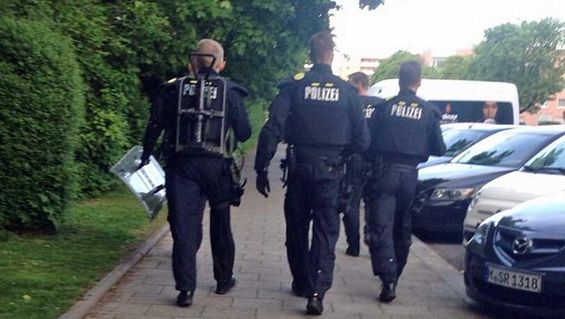 Schwer bewaffnet: Die Beamten beim SEK-Einsatz in der Blumenau. Schwer bewaffnet: Die Beamten beim SEK-Einsatz in der Blumenau.