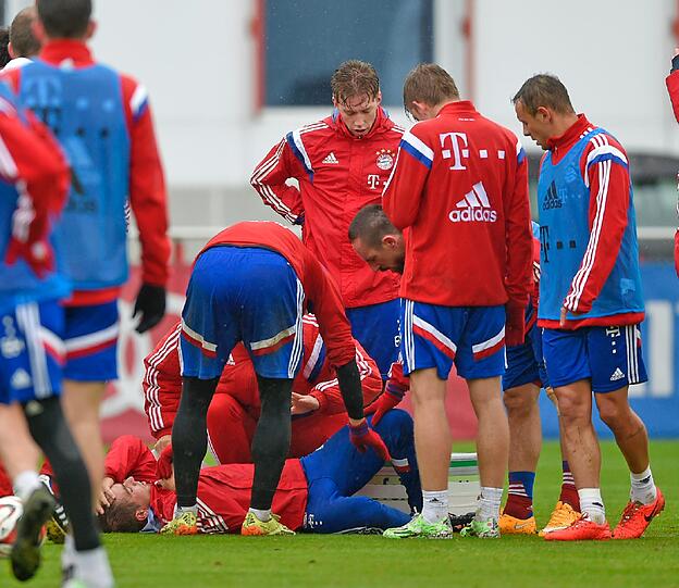 Der FCB-Schock in Bildern - hier wird der verletzte Philipp Lahm beim Training abtransportiert!