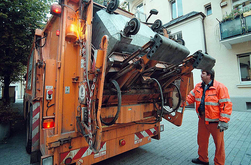 Sachgeschenke bis 25 Euro sind in Ordnung: Münchens Müllmänner dürfen aber kein bares Trinkgeld annehmen.