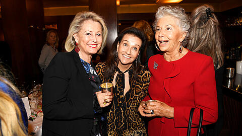 So schön kann Freundschaft ausschauen: Gastgeberin Karin Holler (M.) mit Lucy Heyne und Ute Haberl (r.) in der Bar München.