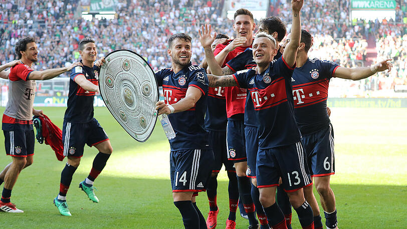Die echte Meisterschale gibt&rsquo;s erst am 34. Spieltag: Angeführt von Juan Bernat, feiern die Bayern im Augsburger Stadion den erneuten Titelgewinn.