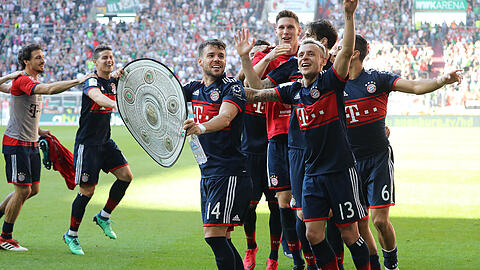 Die echte Meisterschale gibt&rsquo;s erst am 34. Spieltag: Angeführt von Juan Bernat, feiern die Bayern im Augsburger Stadion den erneuten Titelgewinn.