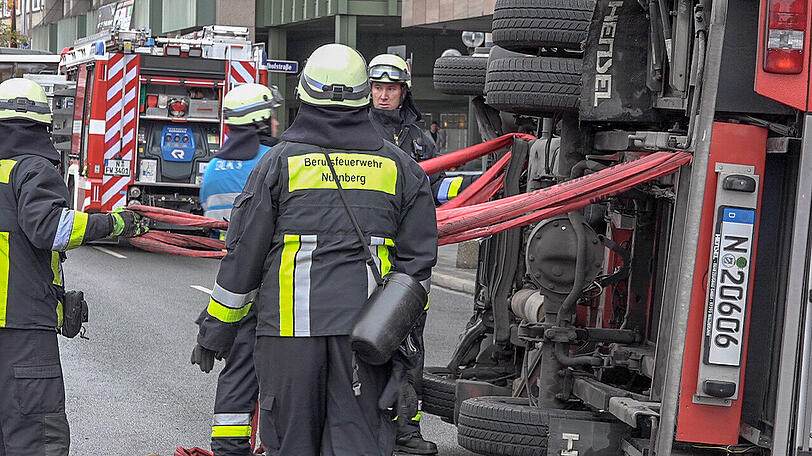 Auf einer Kreuzung stößt das Kleinalarmfahrzeug der Nürnberger Feuerwehr mit einem Audi A4 zusammen.
