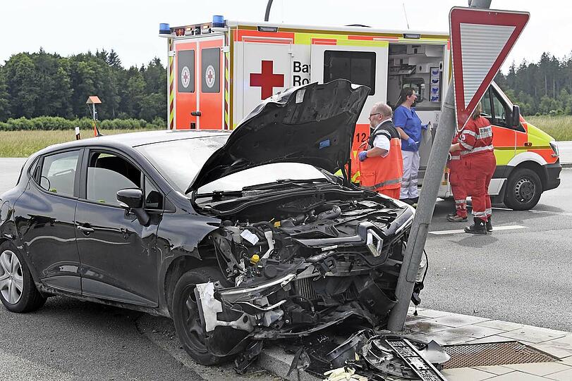Die Bilder vom Verkehrsunfall auf der Bundesstraße 12 bei Hohenlinden.