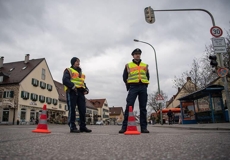 Hier sperrten Polizisten die Kreuzung in Trudering.