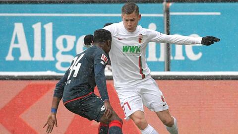 Augsburgs Alfred Finnbogason (r) und Ridle Baku von Mainz kämpfen um den Ball. Foto: Stefan Puchner