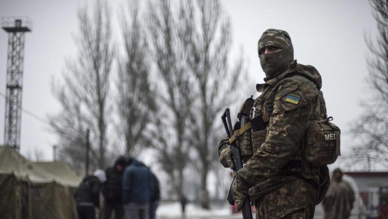 Ein ukrainischer Soldat patrouilliert an einem Stützpunkt für humanitäre Hilfe in der Ostukraine. Für das seit 2014 umkämpfte Gebiet gibt es neue Hoffnungen auf Friedensgespräche. Ein ukrainischer Soldat patrouilliert an einem Stützpunkt für humanitäre Hilfe in der Ostukraine. Für das seit 2014 umkämpfte Gebiet gibt es neue Hoffnungen auf Friedensgespräche.