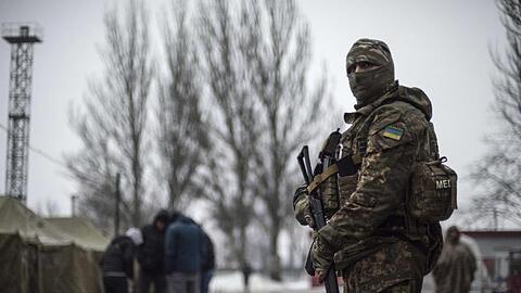 Ein ukrainischer Soldat patrouilliert an einem Stützpunkt für humanitäre Hilfe in der Ostukraine. Für das seit 2014 umkämpfte Gebiet gibt es neue Hoffnungen auf Friedensgespräche.
