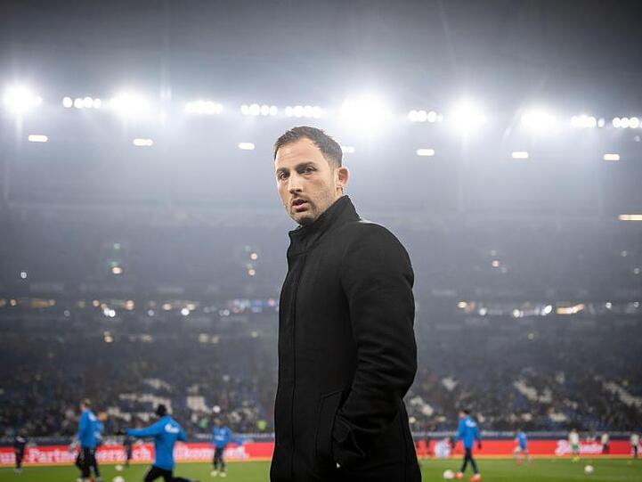 Im Kampf um seinen Arbeitsplatz beim FC Schalke 04 zieht Domenico Tedesco alle Register.