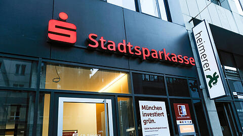 Wer ein Konto bei der Stadtsparkasse München hat, muss künftig mitunter mehr zahlen. Die Gebühren werden teils kräftig angehoben.