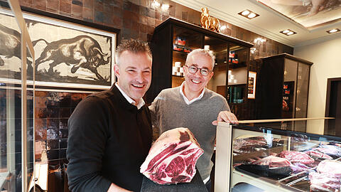 Franz Kirchner (rechts) und sein Kompagnon präsentieren die besten Stücke vom Wagyu-Rind am Viktualienmarkt.
