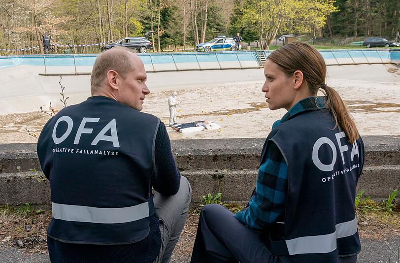 Jan Kawig (Bernhard Conrad) und Annett Schuster (Kristin Suckow) finden eine Leiche in jenem verlassenen Freibad, in dem Jan Teile seiner Kindheit verbrachte.