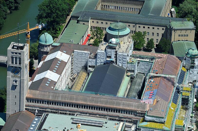 Historisch sind beim Deutschen Museum auch die Summen. Jahrzehntelang wurde das Deutsche Museum nur notdürftig
repariert. Viele Ausstellungen sind veraltet, die Gebäude marode. Seit dem vorigen Jahr läuft die Rundum-Sanierung. 15 Jahre soll sie kosten. Preis heute: 400 Millionen Euro. Davon zahlen Bund und Land je 180 Millionen
Euro, und 40 Millionen hat Ddirektor Wolfgang Heckl bei Sponsoren für seinen großen Traum eingesammelt.